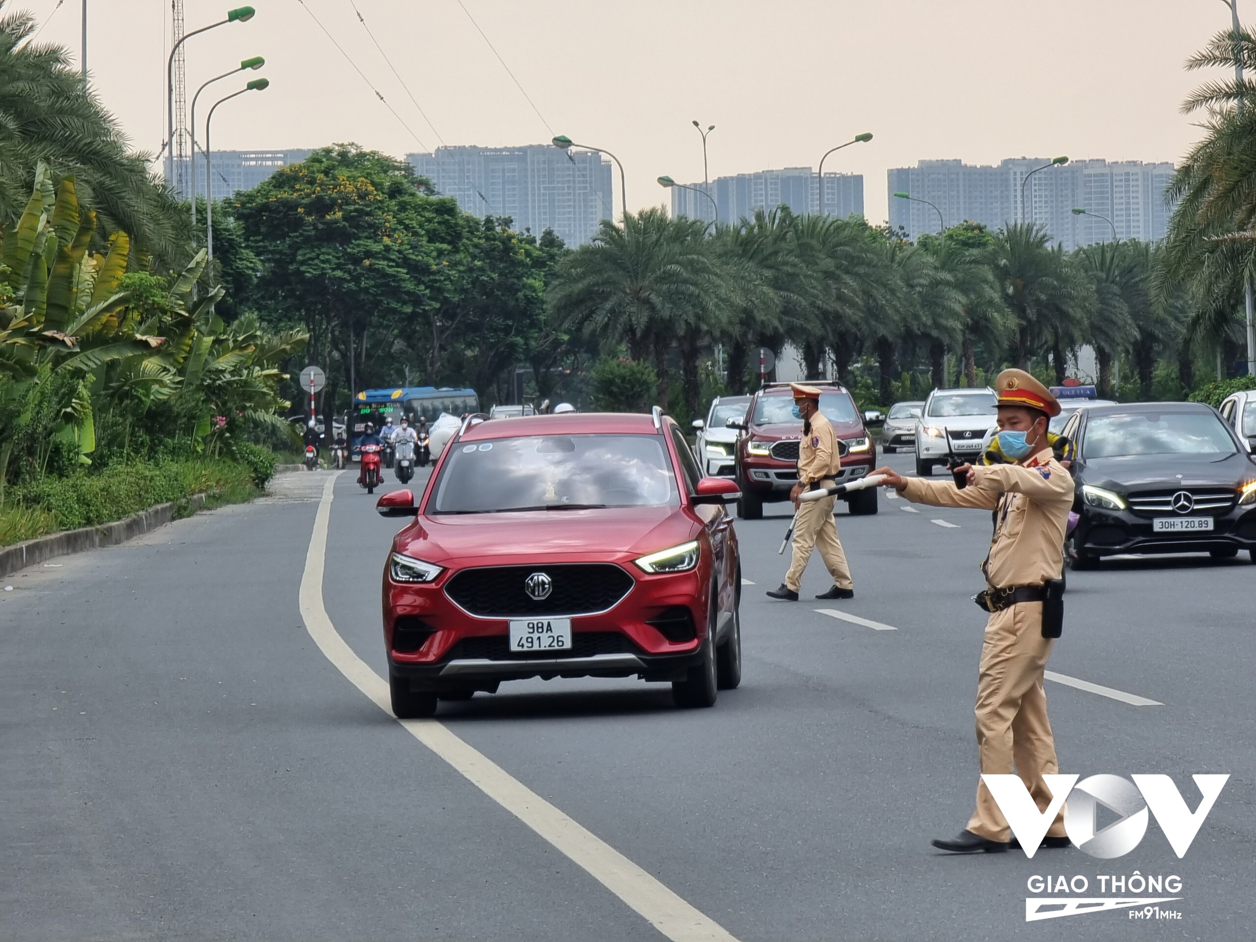 Lực lượng CSGT liên tục xử lý các trường hợp xe ô tô vi phạm lỗi tốc độ trên tuyến Đại lộ Thăng Long.