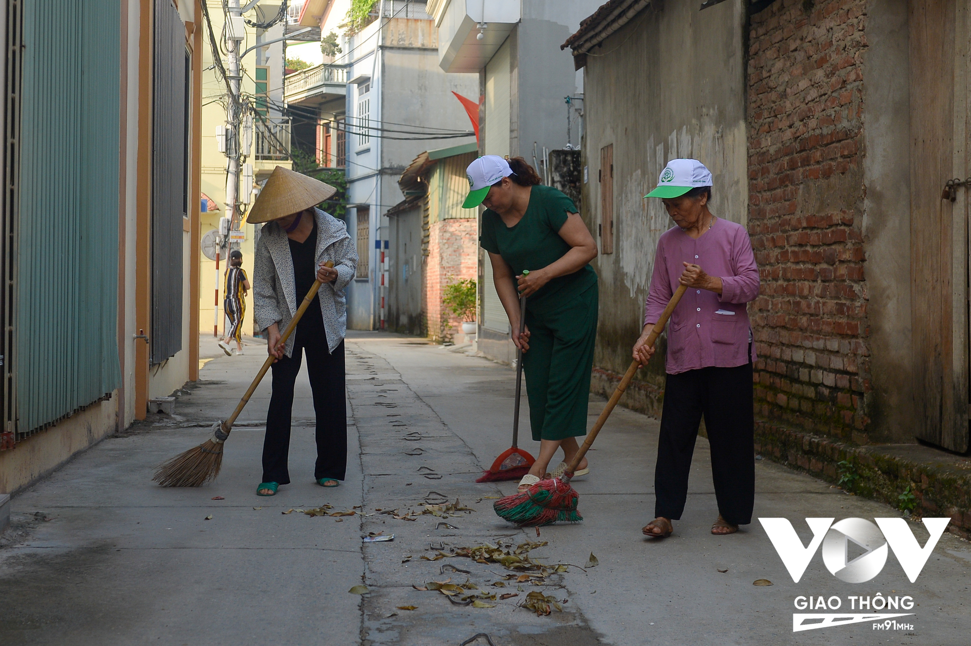 Bà con xã Song Phương, huyện Hoài Đức, Hà Nội ra quân vệ sinh môi trường, quét dọn đường làng, ngõ xóm.