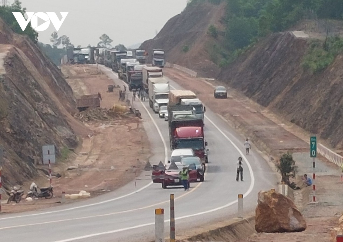 Từ ngày 7/6, ô tô trên 10 tấn bị hạn chế vào cao tốc Cam Lộ - La Sơn để nhà thầu sửa chữa taluy đoạn qua phường Hương An, TP Huế.