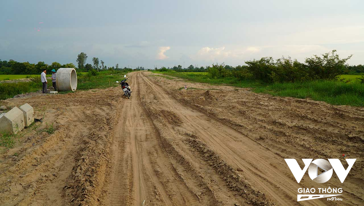 Công trường xây dựng cao tốc Mỹ Thuận - Cần Thơ đã san lấp nhiều đường nước hiện hữu khiến diện tích quanh dự án thiếu nước cho sản xuất.