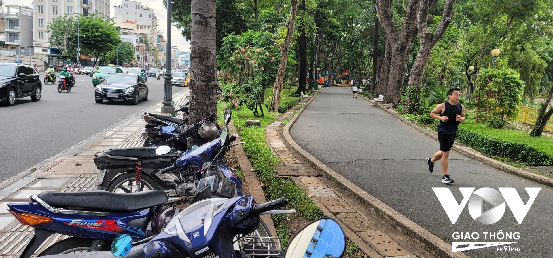 Bãi giữ xe của công viên Hoàng Văn Thụ không hoạt động khiến người dân phải tự khoá xe và để trên vỉa hè