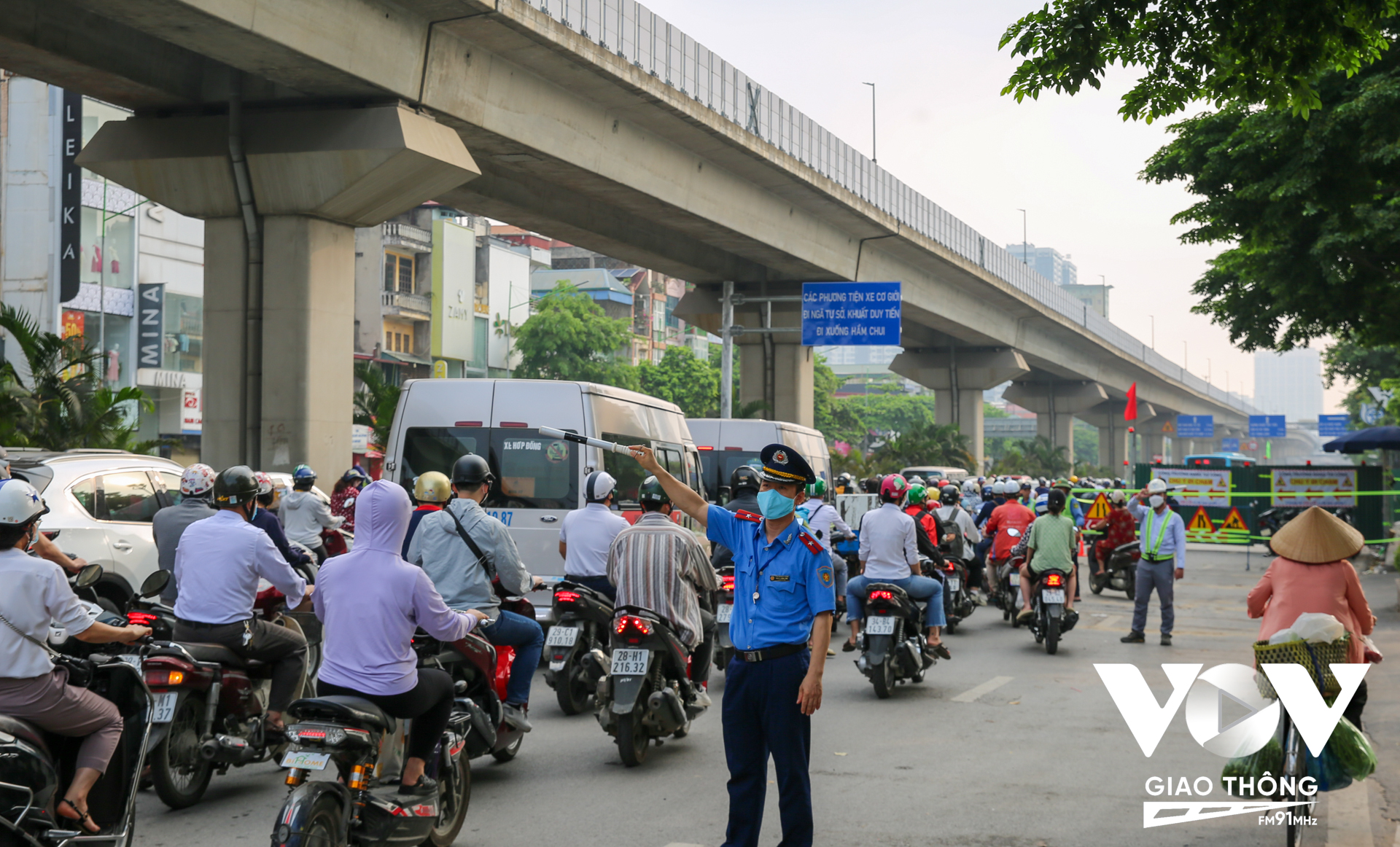 Ngay từ sớm, lực lượng Thanh tra Sở GTVT Hà Nội đã có mặt để hướng dẫn phân luồng cho các phương tiện tham gia giao thông tránh gây ùn tắc vào khung giờ cao điểm.