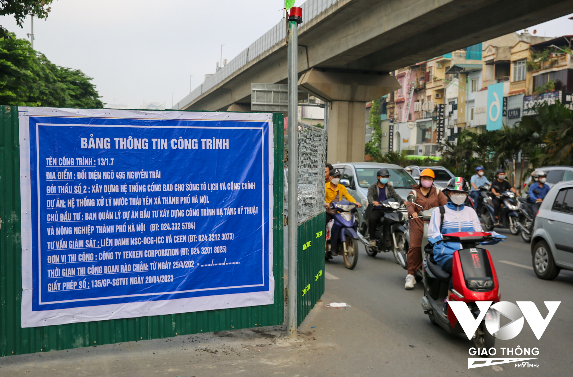 Đối với người dân sinh sống tại ngõ 495 đường Nguyễn Trãi, mặc dù đi ra đường lớn là thấy hàng rào chắn mặt nhưng nhìn chung không ai thấy ảnh hưởng mấy, nếu có khó khăn thì chỉ là phải đi đường vòng.