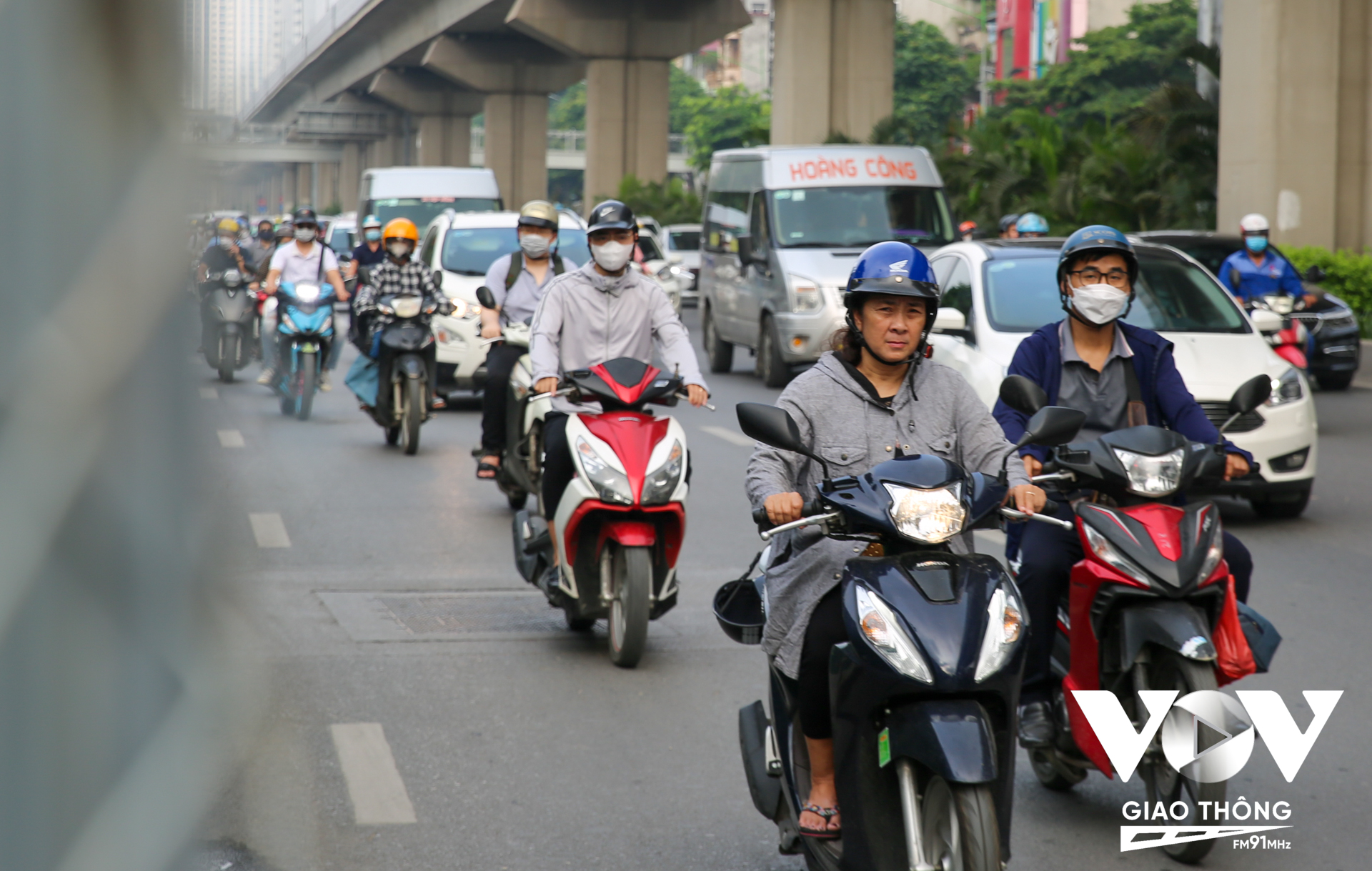 Qua được đoạn rào chắn tại ngõ 495 đường Nguyễn Trãi, các phương tiện đều lưu thông ổn định