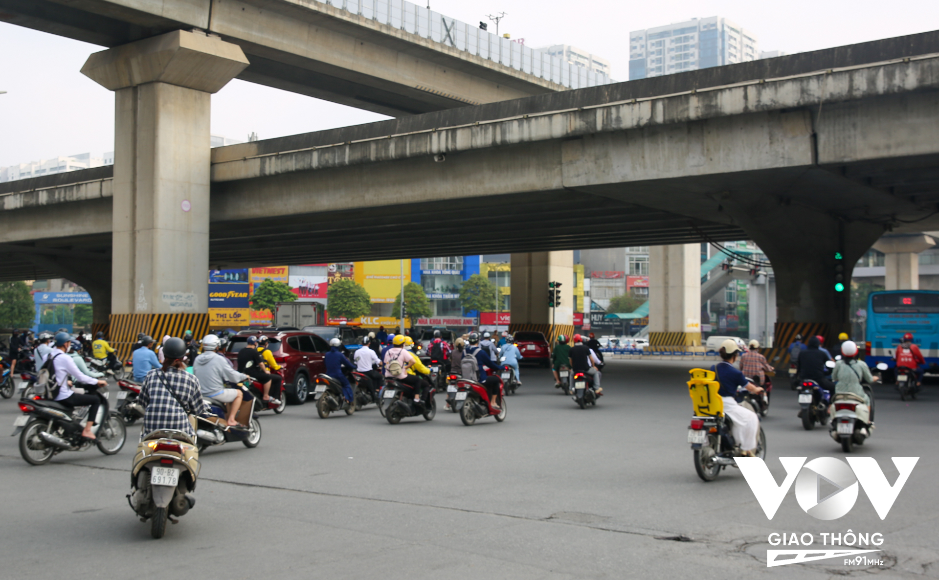 Lượng phương tiện rẽ phải đi Nguyễn Xiển cũng vì thế mà gặp đôi chút khó khăn do các phương tiện dừng xếp hàng chờ đèn tín hiệu, song đến 7h30 tình trạng này đã giảm bớt