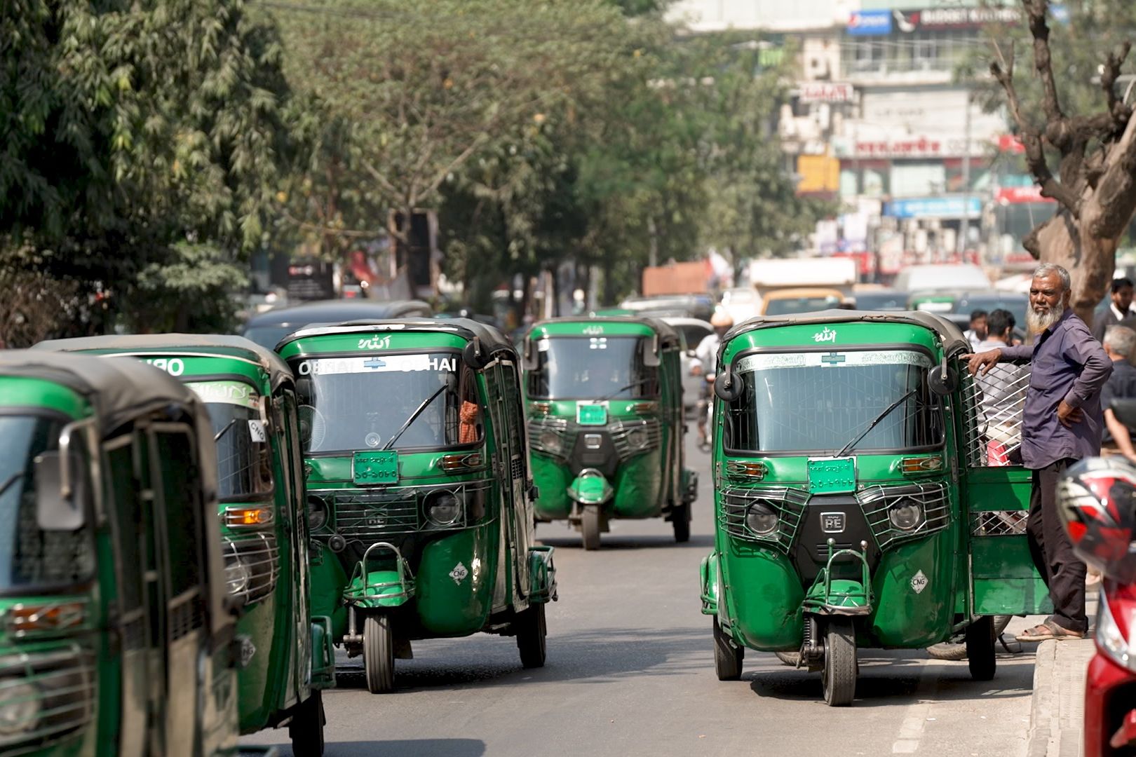 Một công ty khởi nghiệp ở Bangladesh đang có kế hoạch biến khoảng 2,5 triệu xe tuk tuk điện thành nhà máy điện ảo. Ảnh: CNN