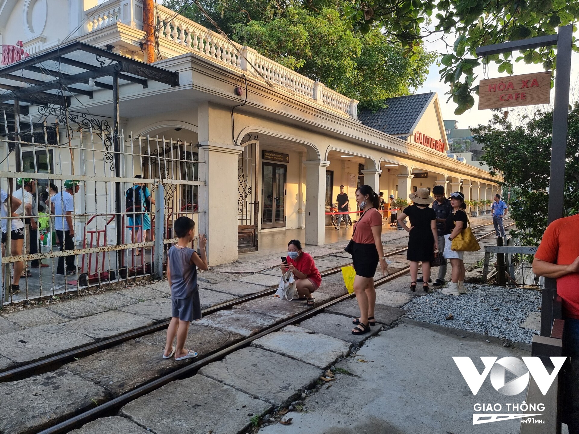 Người dân tự do chụp ảnh tại đường tàu. Đa phần là khách đến uống cafe tại ga Long Biên. Ảnh PV ghi nhận vào chiều ngày 10/6