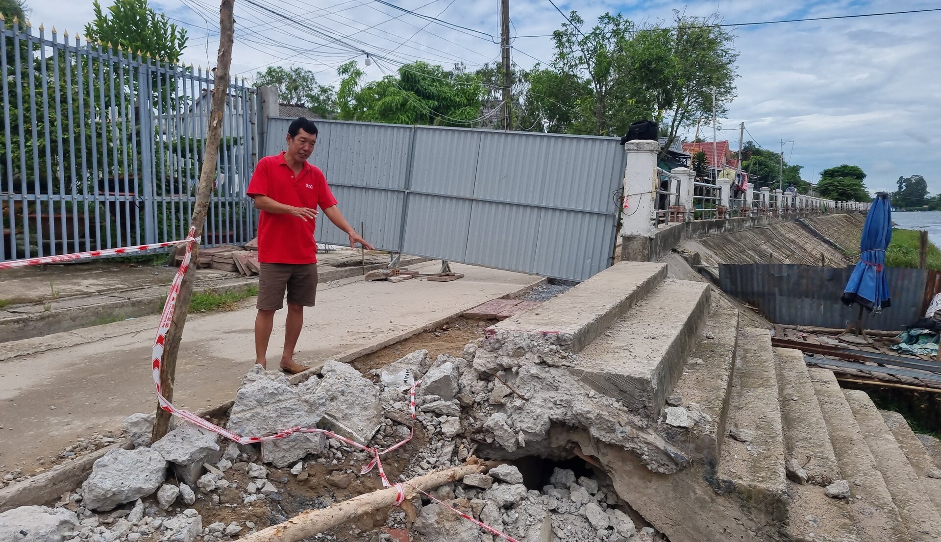 Công trình bờ chống xói lở này đã tiêu tốn ngân sách nhà nước hơn 100 tỷ nhưng vẫn chưa phát huy công năng, người dân vẫn ngày đêm 'chạy lở'