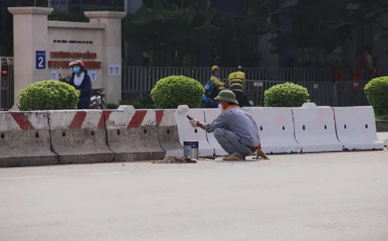 Sáng 16/6, công nhân sơn sửa lại hệ thống dải phân cách trước ngày tổ chức lại giao thông trên tuyến đường Trịnh Văn Bô (Ảnh: Sức khỏe & Đời sống)