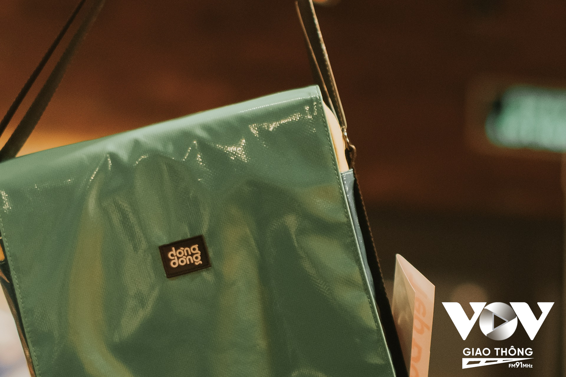Những tấm bạt sau một khoảng thời gian sử dụng hầu như chỉ vứt đi thì Dòng Dòng đã tìm cách thu gom, xử lý, vệ sinh và may thành những chiếc túi đeo chéo chống mưa, chống sốc và thân thiện với môi trường.