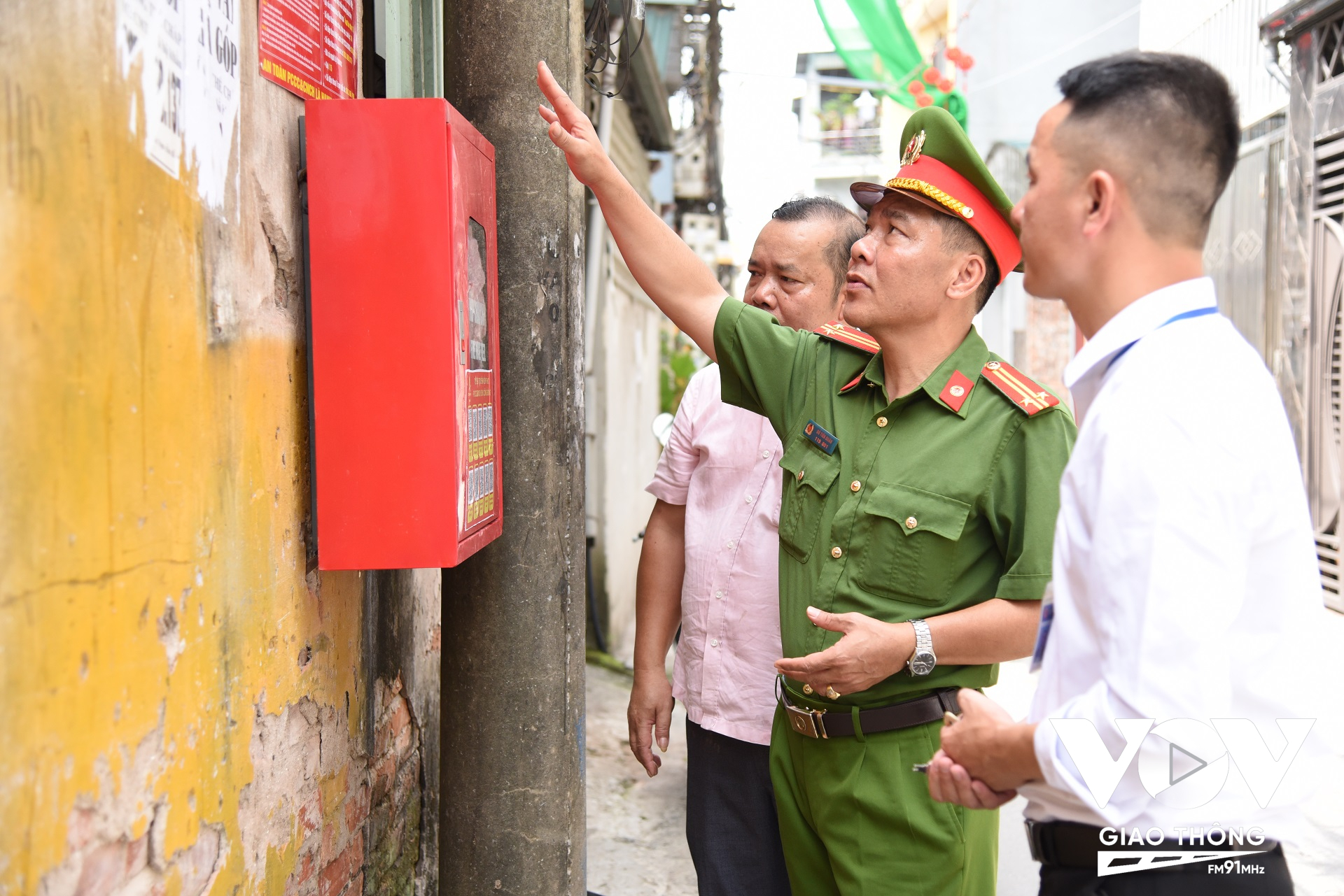 Lực lượng chức năng góp ý với chính quyền thôn Yên Kiện xã Ngọc Hồi, huyện Thanh Trì về việc bảo quản các thiết bị tại một điểm chữa cháy công cộng