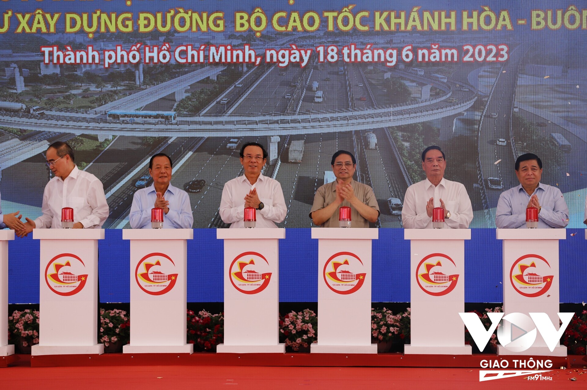 Thủ tướng Chính phủ và các lãnh đạo nhấn nút phát động khởi công dự án Vành đai 3