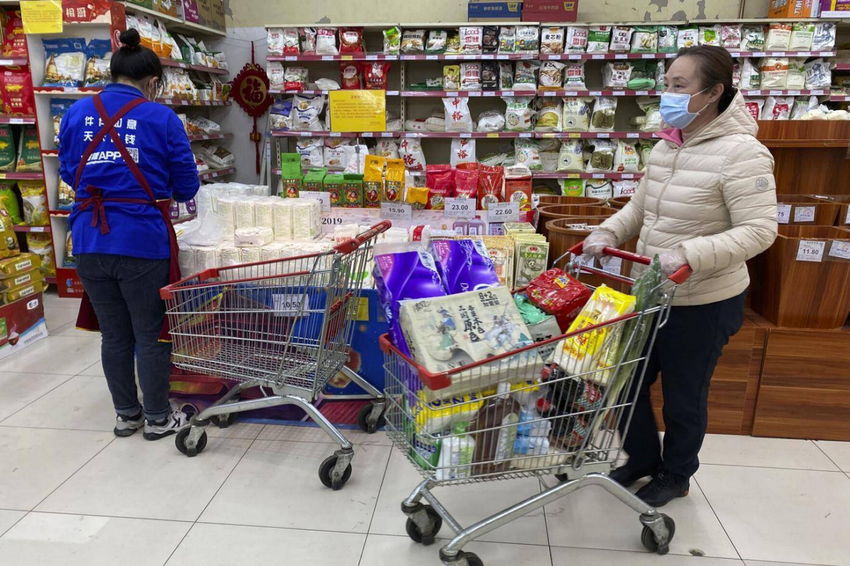 Người dân Trung Quốc mua hàng tại một siêu thị. Ảnh: AP