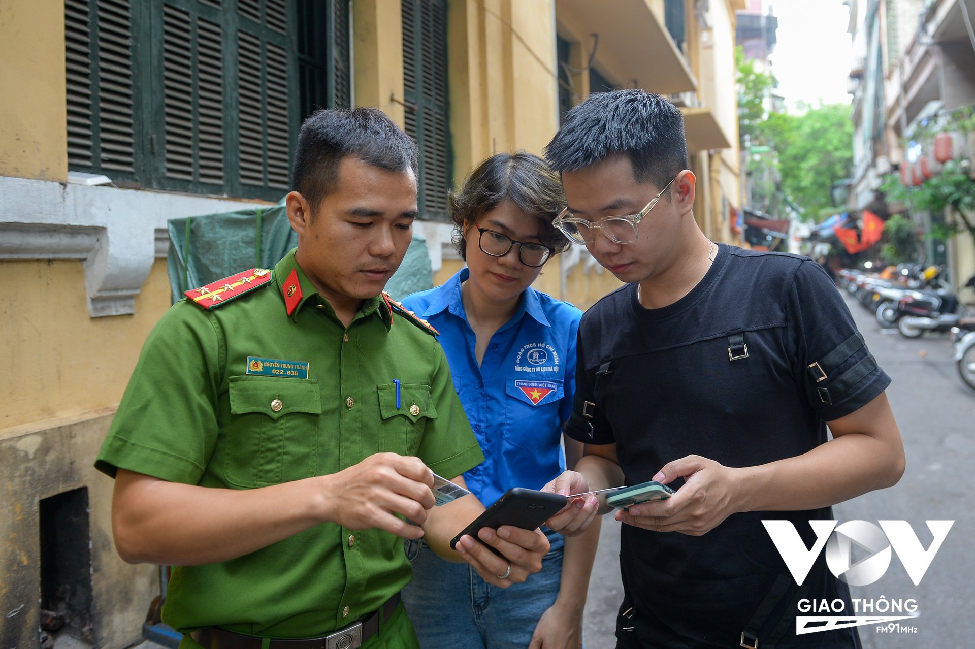 Đoàn viên thanh niên và lực lượng cảnh sát khu vực đến từng ngõ nhỏ trong phố cổ để hỗ trợ người dân.
