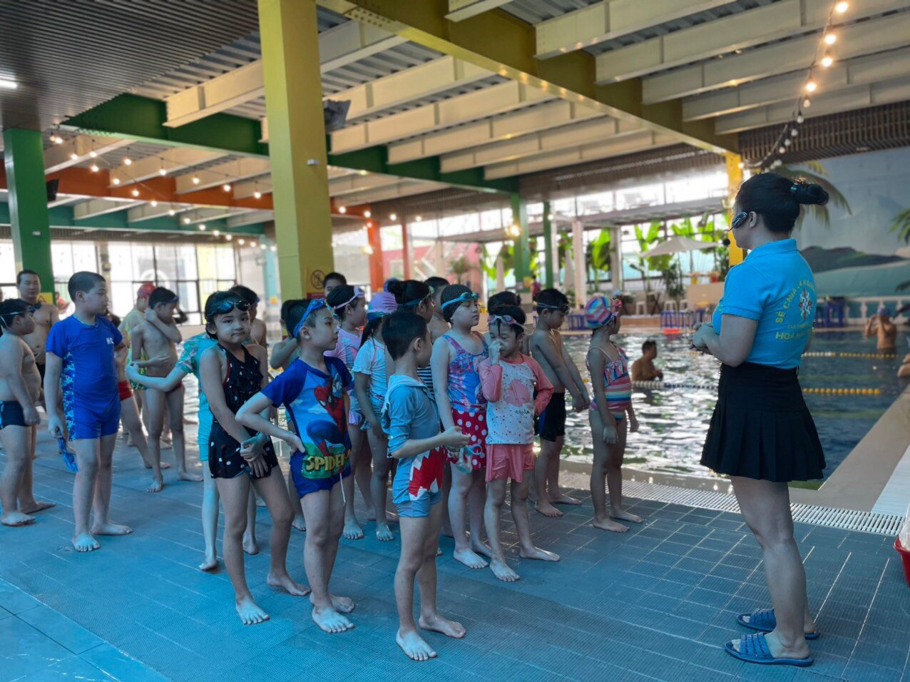 Lớp 'Học bơi vui vẻ' được CLB thiện nguyện Hoa Mặt Trời triển khai tổ chức. Ảnh: NVCC