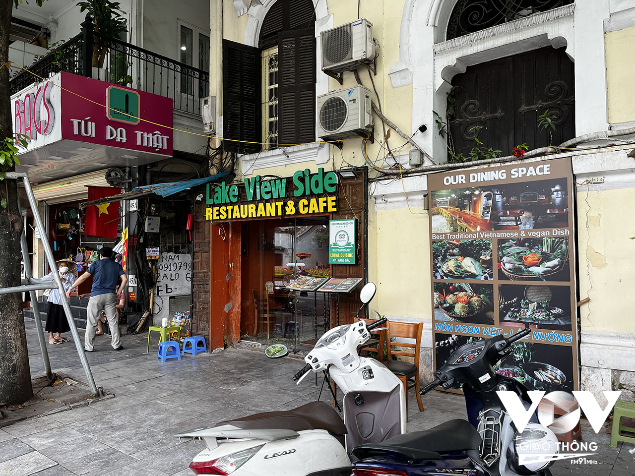 Nhiều năm trước, Sở Văn hoá - Thể thao - Du lịch Hà Nội đã cho lập văn phòng tiếp nhận thông tin và giúp đỡ du khách quốc tế khi đến Thủ đô, nhưng gần như văn phòng này lúc nào cũng đóng cửa im ỉm, và một thời gian sau thì chuyển thành quán cà phê