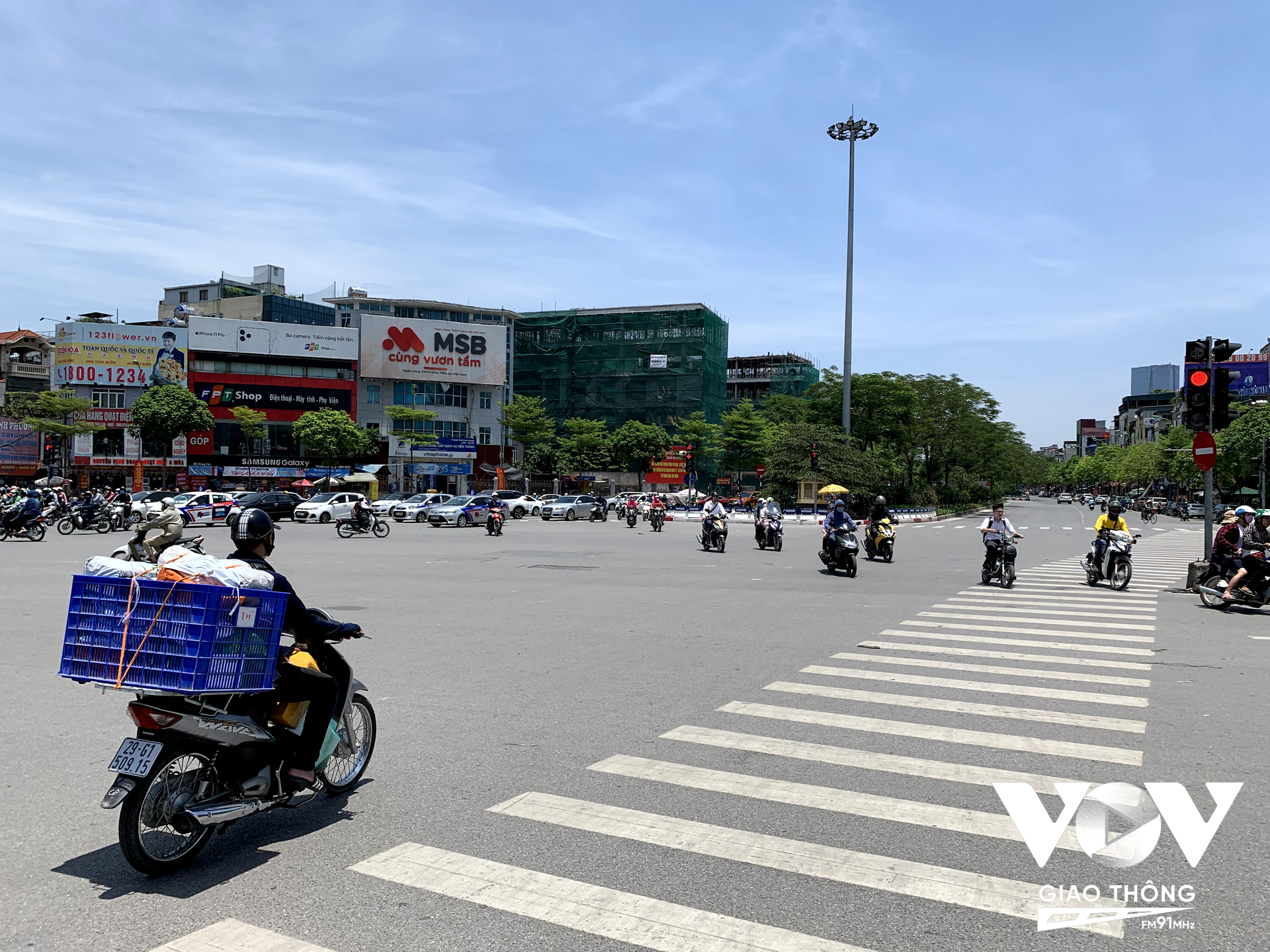 Vượt đèn đỏ là chuyện... bình thường với người tham gia giao thông ở Hà Nội...?