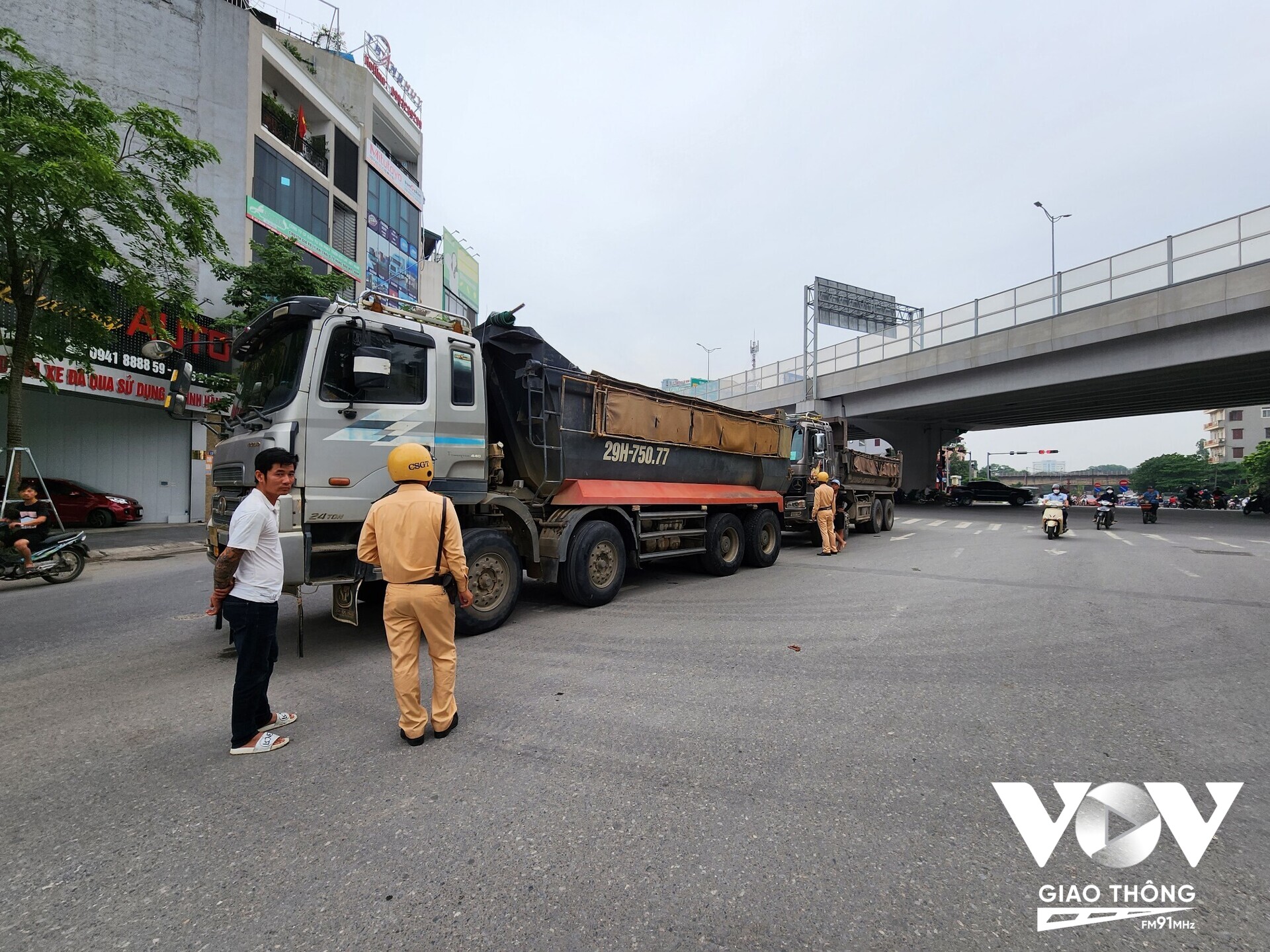 Tại nút giao Phạm Văn Đồng – Tân Xuân lúc 17h ngày 19.6 lực lượng chức năng phát hiện 2 trường hợp xe tải ben vi phạm chạy sai giờ quy định