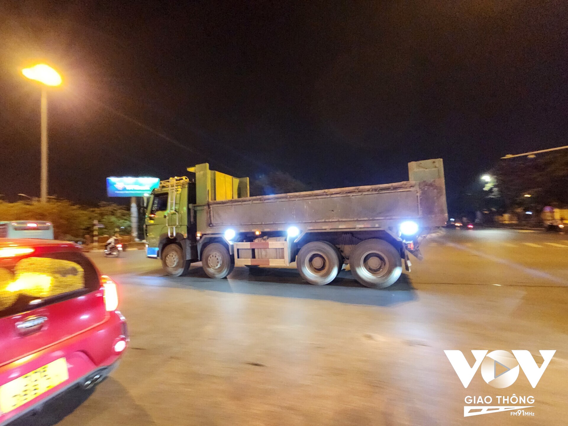 Xe tải ben cố tình trốn lực lượng chứ năng đi vào nội đô giờ cấm, lúc 19h30 ngày 2.6 tại ngã tư Giải Phóng - Đại Cồ Việt
