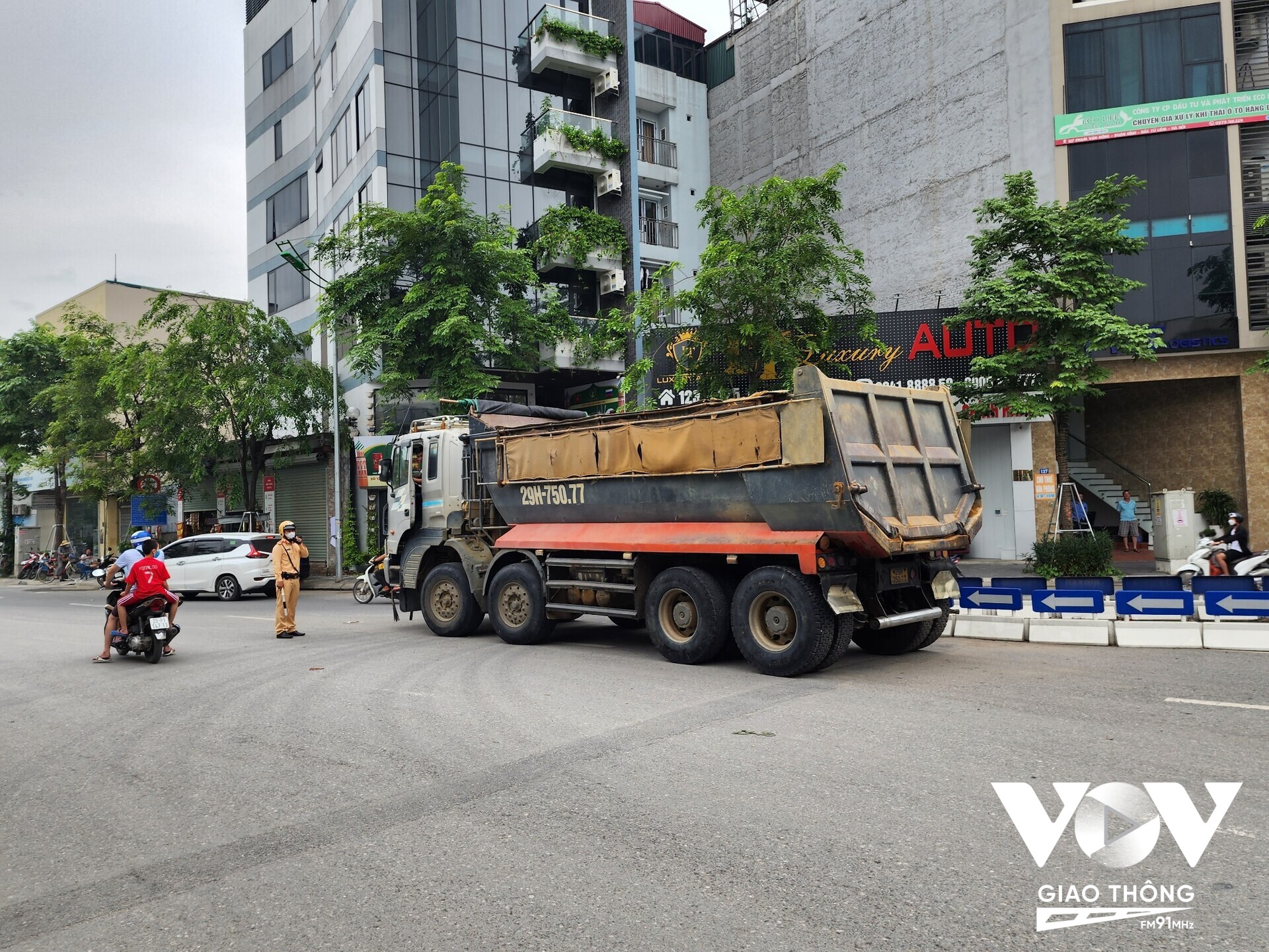 Xe tải hoạt động vi phạm giờ cấm trên đường Phạm Văn Đồng