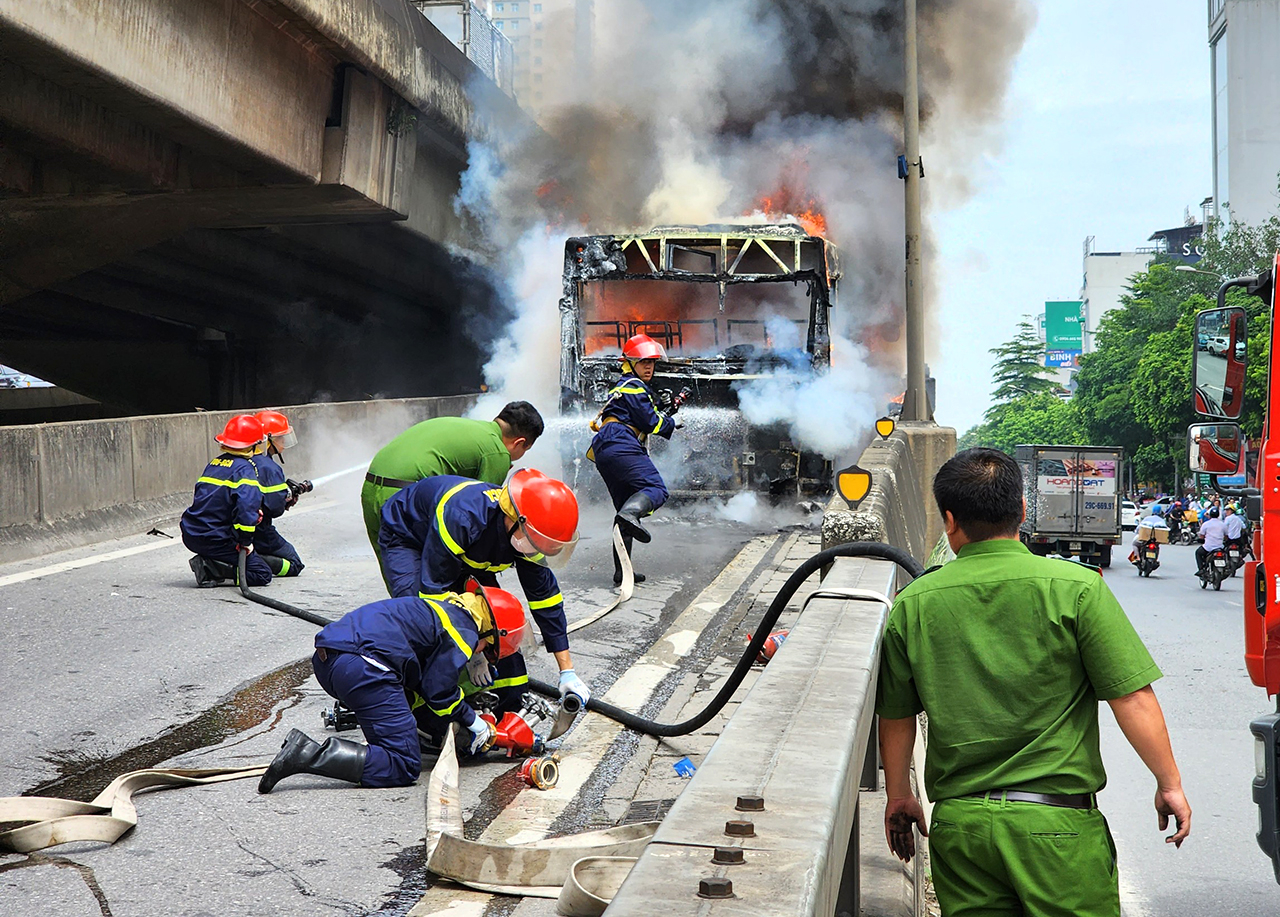 Đội CSGT số 7 đã phối hợp cùng Cảnh sát PCCC&CNCH khống chế vụ cháy xe buýt