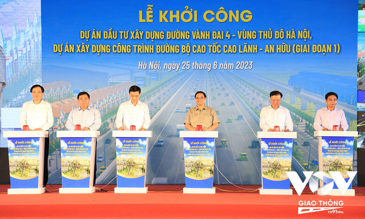 Thủ tướng Phạm Minh Chính và các đại biểu thực hiện nghi Lễ khởi công dự án đầu tư xây dựng đường Vành đai 4 - Vùng Thủ đô Hà Nội