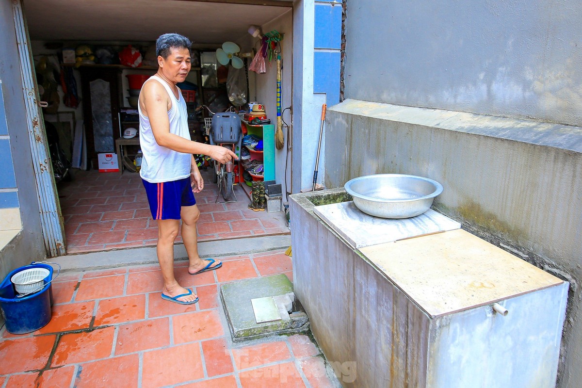 Hàng nghìn hộ dân ở huyện Hoài Đức, Hà Nội đang phải khổ sở xoay xở mọi cách để có nước sạch sinh hoạt. Ảnh: Trọng Tài/ Báo Tiền Phong