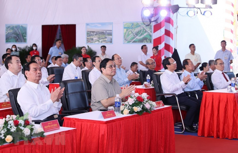 Thủ tướng Phạm Minh Chính và các đại biểu dự lễ khởi công Dự án đầu tư xây dựng đường Vành đai 3 TP Hồ Chí Minh. (Ảnh: Dương Giang/TTXVN)