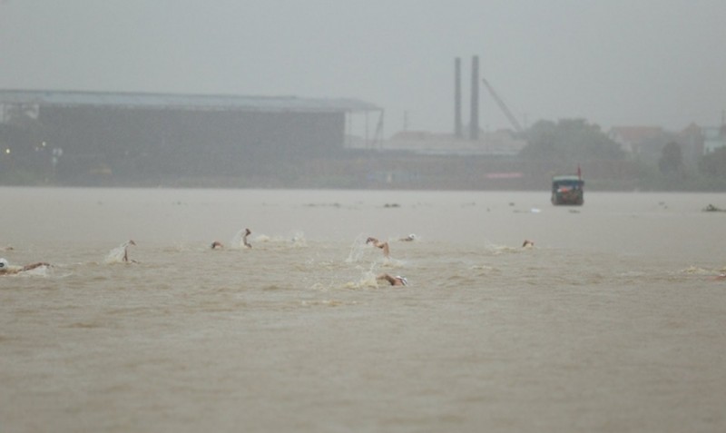 Mặc dù thời tiết xấu, mưa khá lớn nhưng giải bơi tại thị xã Đông Triều, Quảng Ninh vẫn được tổ chức.