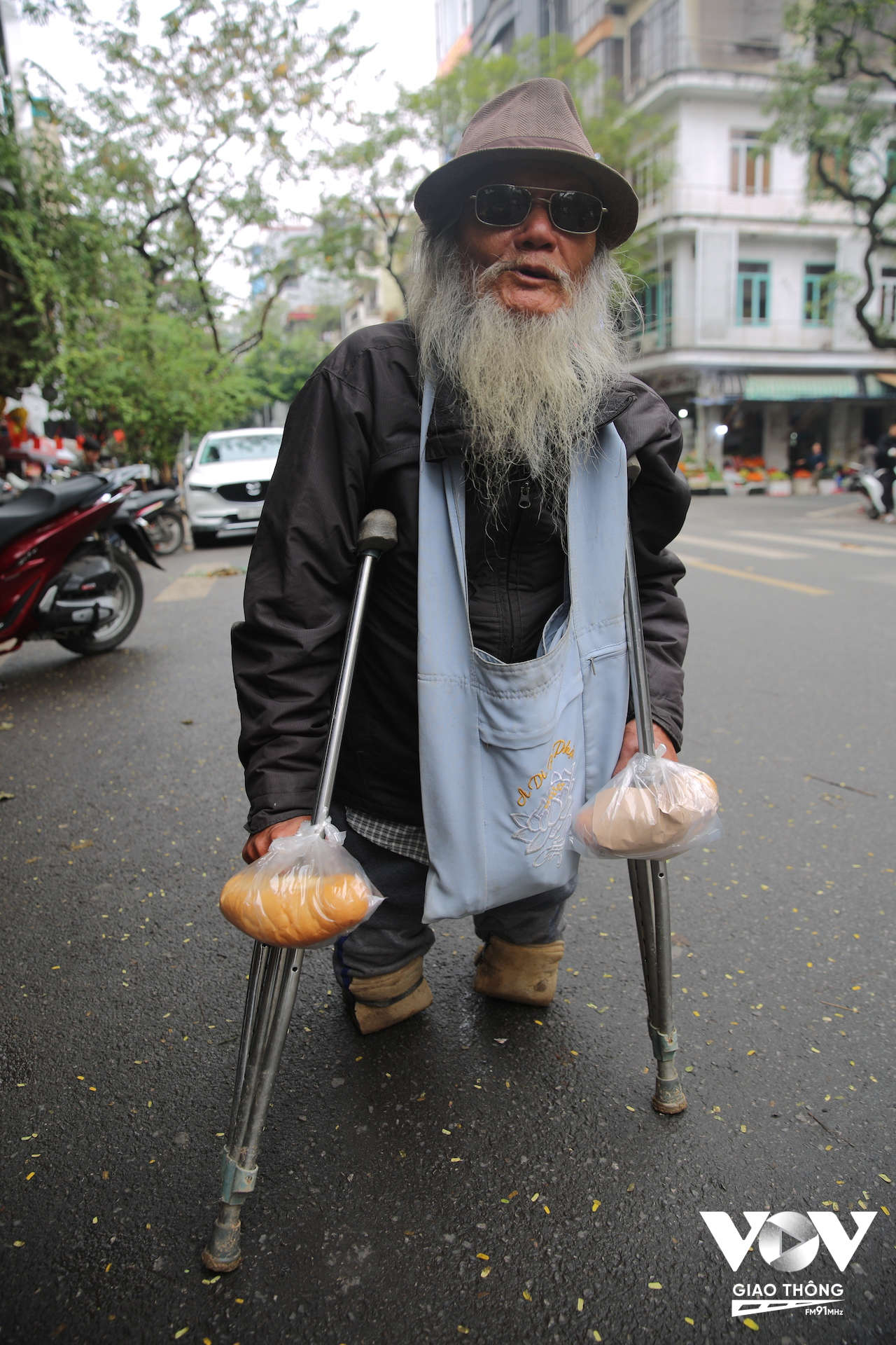 Ông Tự - 84 tuổi, quê ở Phú Xuyên, Hà Nội, bị tai nạn lao động cụt cả 2 chân từ thời mới ngoài đôi mươi. Mất khả năng lao động, từ đó ông lang thang khắp nơi xin ăn kiếm sống.