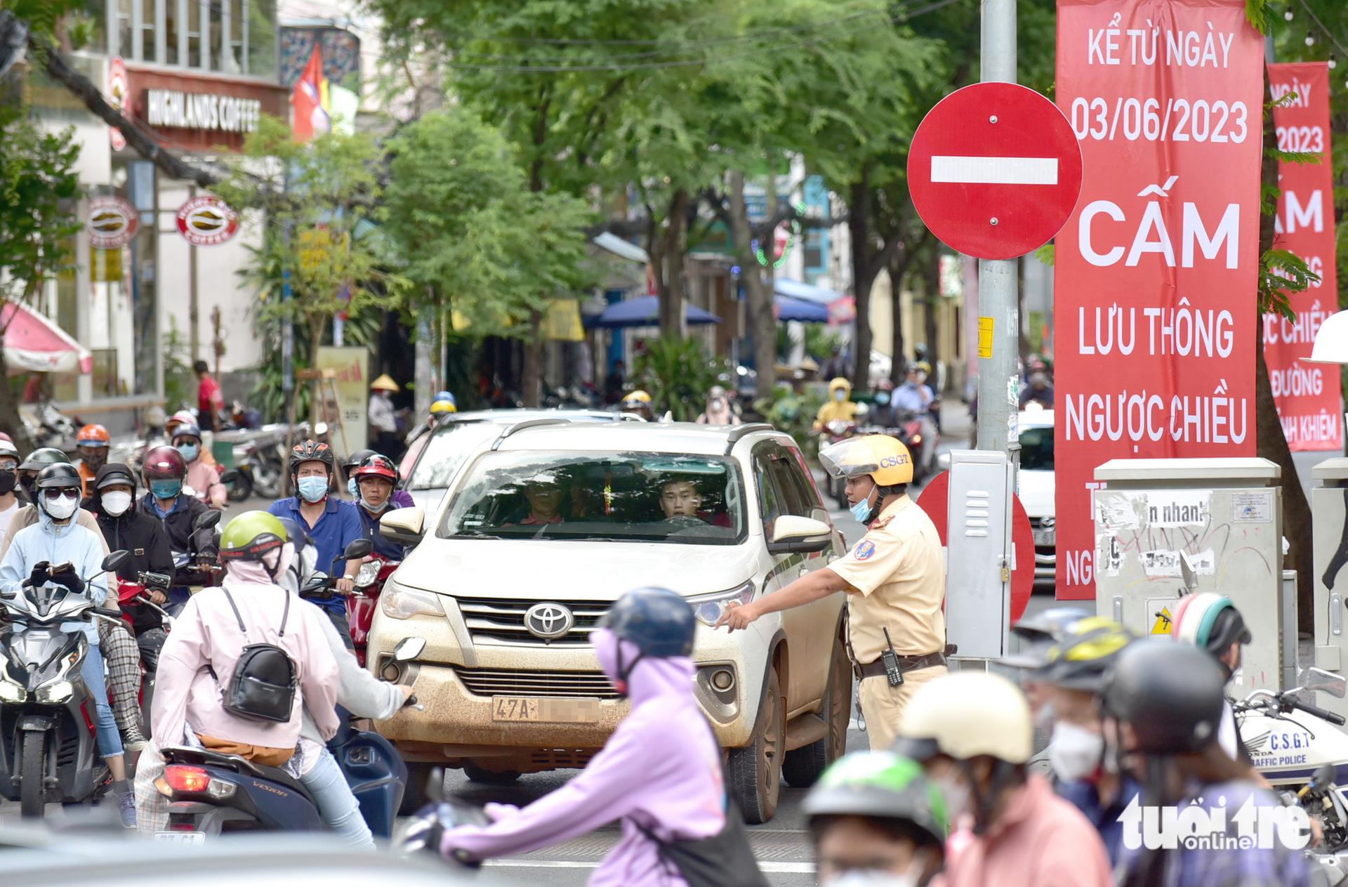 Lực lượng chức năng hướng dẫn người lái xe không đi vào đường Nguyễn Bỉnh Khiêm đoạn vừa chuyển sang một chiều. Ảnh: T.T.D/Tuổi trẻ