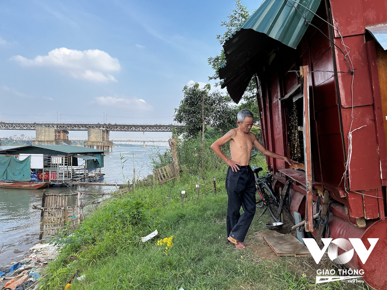 Một người đàn ông sống một mình trong một cái chòi tự dựng dưới bãi giữa sông Hồng