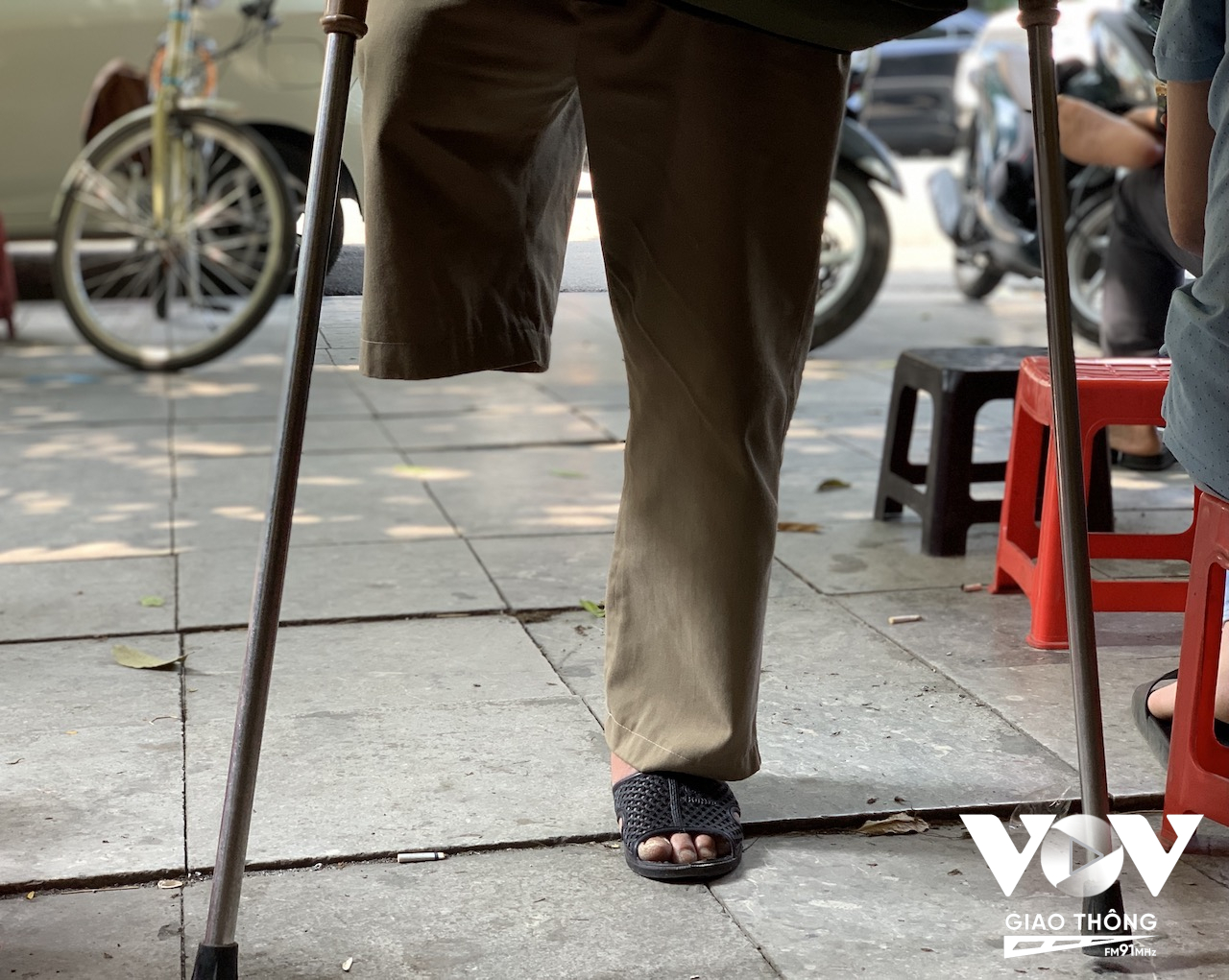 Một người hành khất bị cụt một chân lang thang xin ăn trên phố