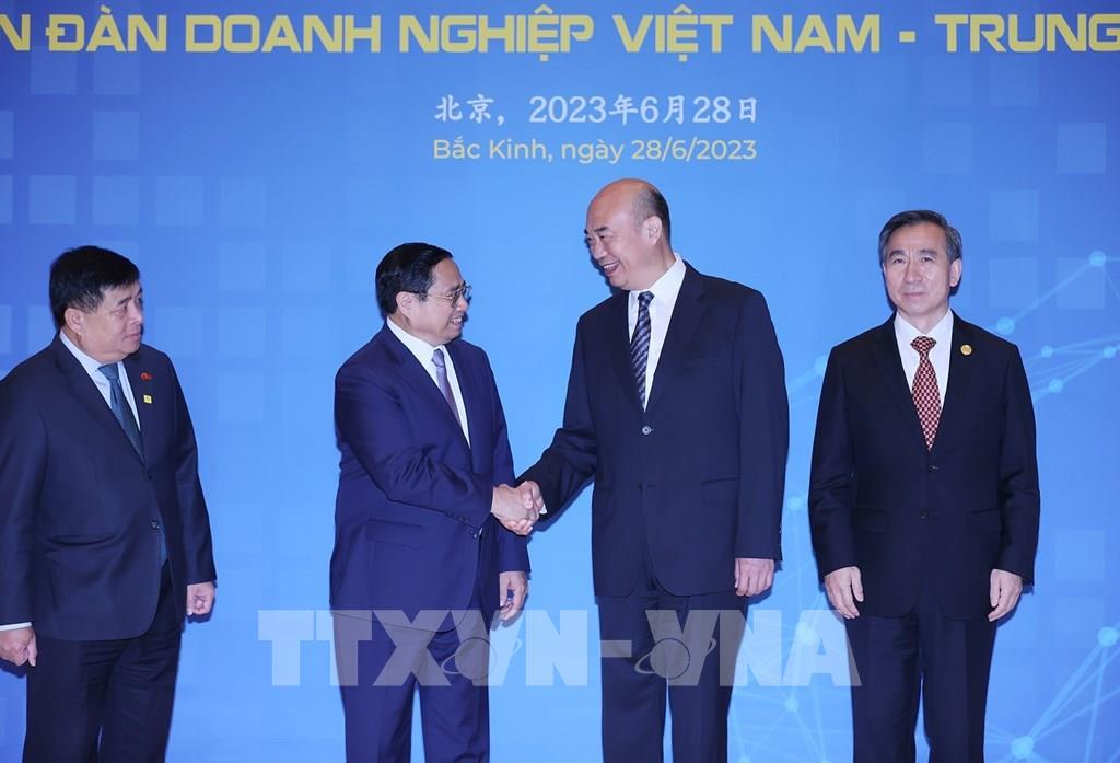 Thủ tướng Phạm Minh Chính với Phó Thủ tướng Trung Quốc Lưu Quốc Trung tại diễn đàn. Ảnh: Dương Giang-TTXVN