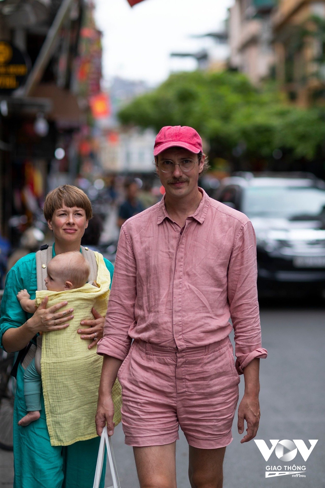 Một gia đình du khách nước ngoài đi dạo trên phố cổ Hà Nội