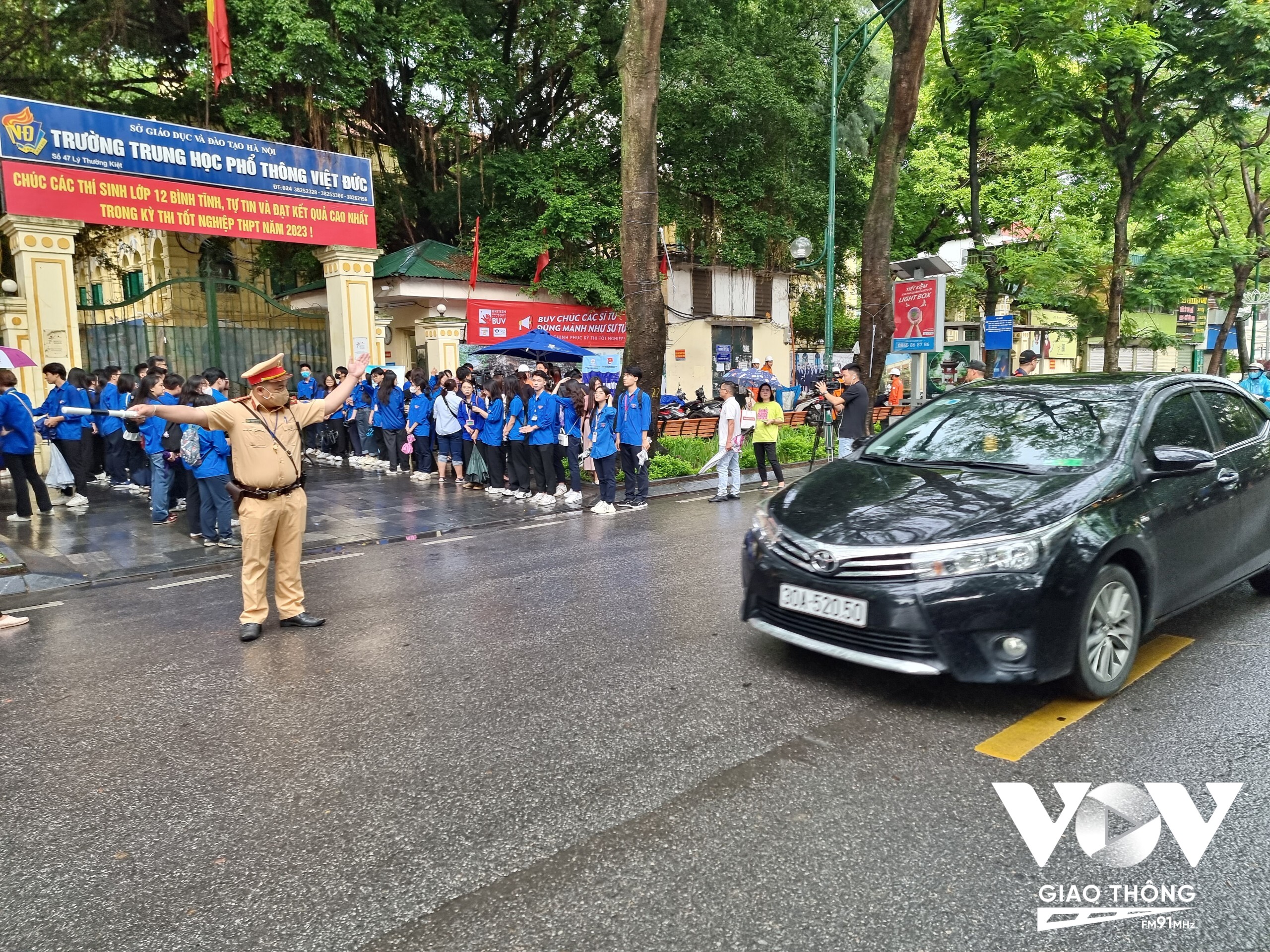 Theo đại úy Nguyễn Mạnh Tuấn, cán bộ đội CSGT số 1: Lực lượng CSGT đã bố trí phương án phân luồng giao thông, lực lượng ứng trực để sẵn sàng đưa các thí sinh đến điểm thi trong tình huống xấu nhất có thể xảy ra.