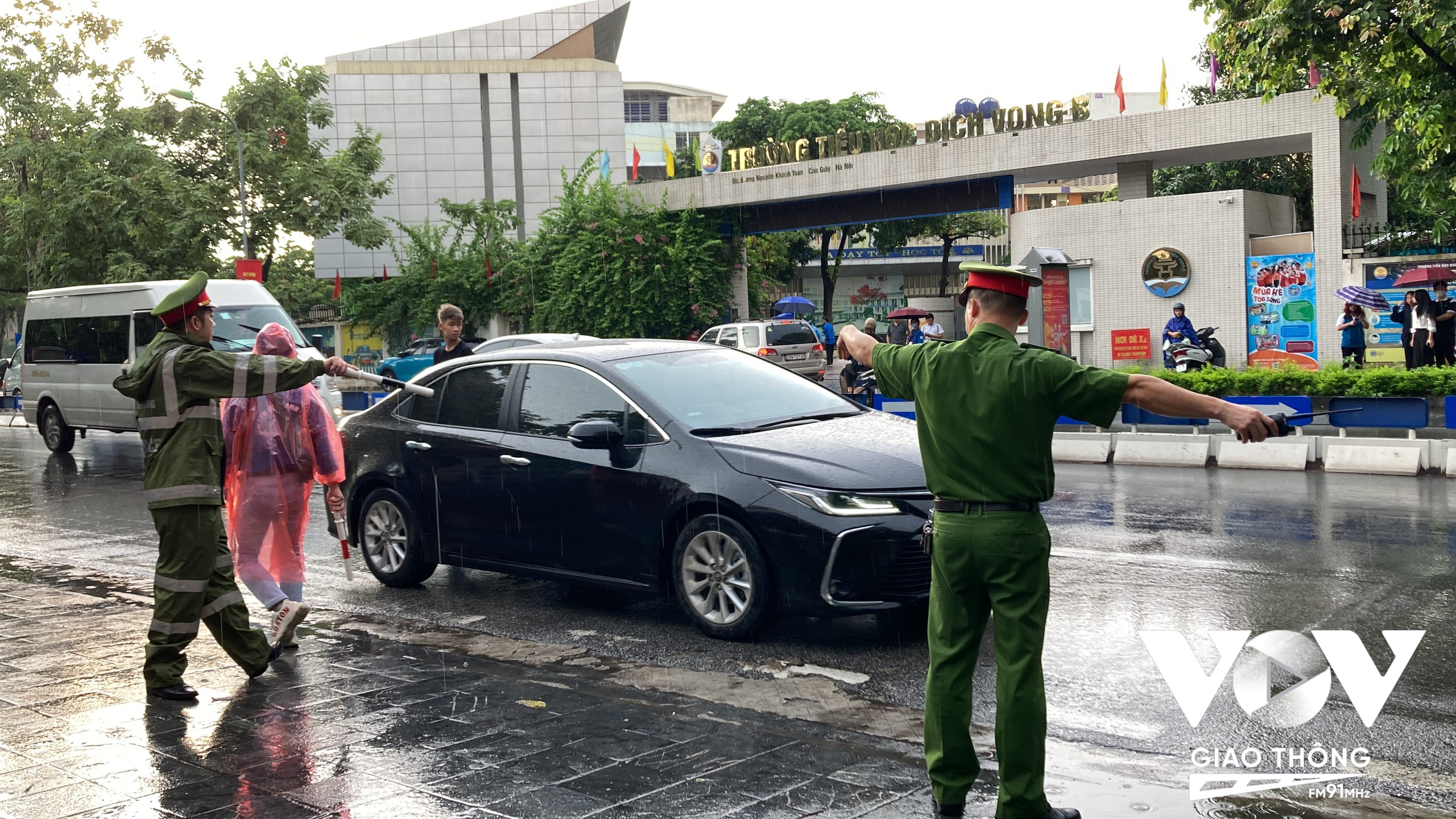Còn tại điểm thi trường THCS Dịch Vọng, ngay trong ngày 27/6, lực lượng Công an phường Dịch Vọng đã bố trí các cán bộ chiến sĩ đảm bảo ANTT tại điểm thi.