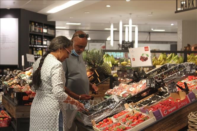 Người tiêu dùng mua sắm tại một siêu thị ở Frankfurt, Đức. Ảnh: THX/TTXVN