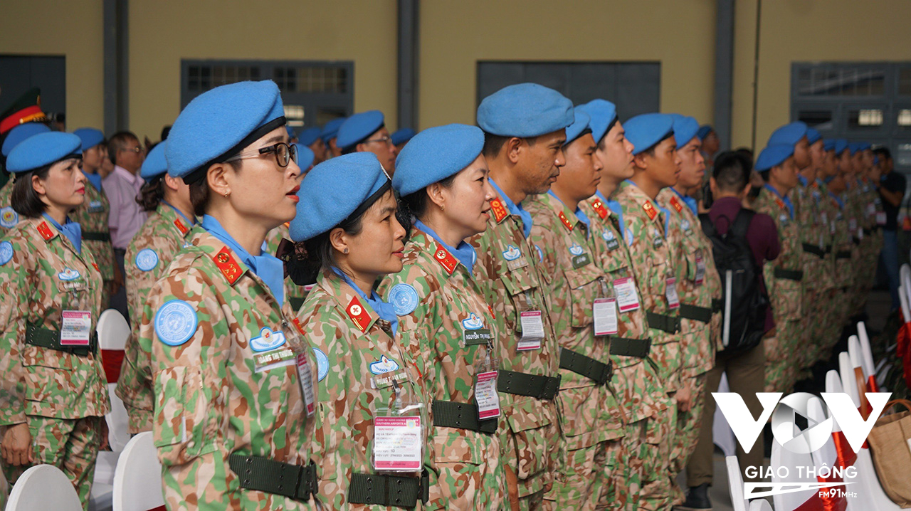 Lực lượng gìn giữ hòa bình chào cờ làm lễ xuất quân tại sân bay Tân Sơn Nhất