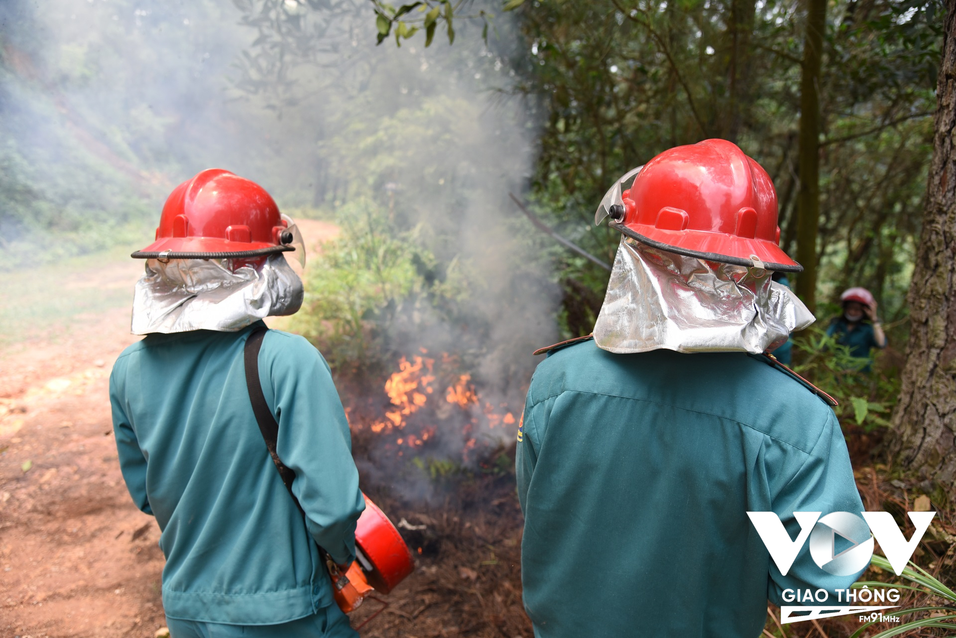Các thành viên của đội Cơ động Bảo vệ rừng và PCCC rừng thực hiện dập tắt một đám cháy rừng ngay từ khi mới phát sinh