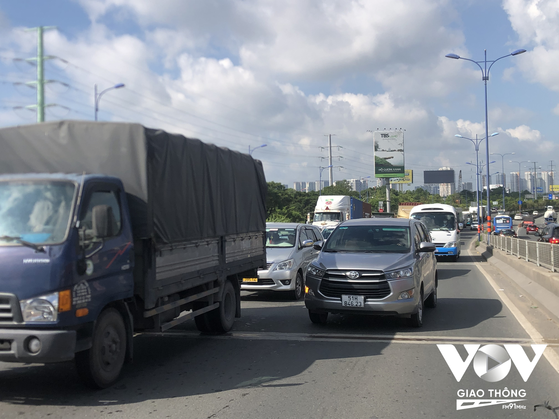 Giao thông trên tuyến Xa lộ Hà Nội gặp khó khăn