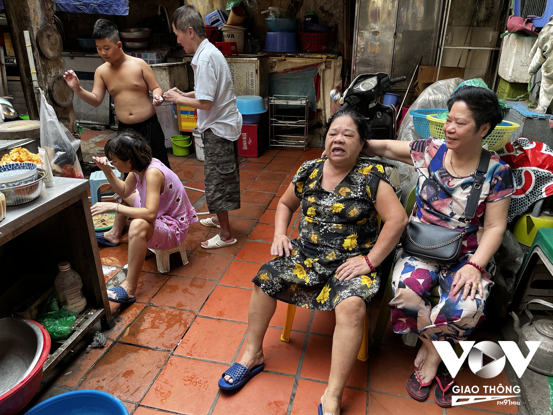 Những hộ gia đình sống trong ngõ trên phố Lương Ngọc Quyến, gần 'Ngã tư quốc tế' luôn phải sống trong cảnh thức đêm, ngủ ngày... Bình minh của họ là vào giữa buổi chiều
