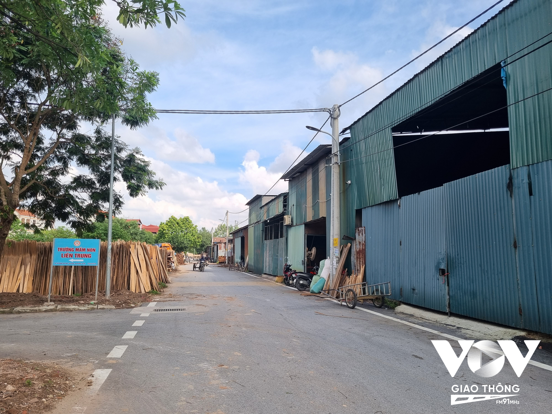 Hàng chục xưởng gỗ gây ô nhiễm không khí nằm giữa khu dân cư tại cụm 1, xã Liên Trung, huyện Đan Phượng, Hà Nội