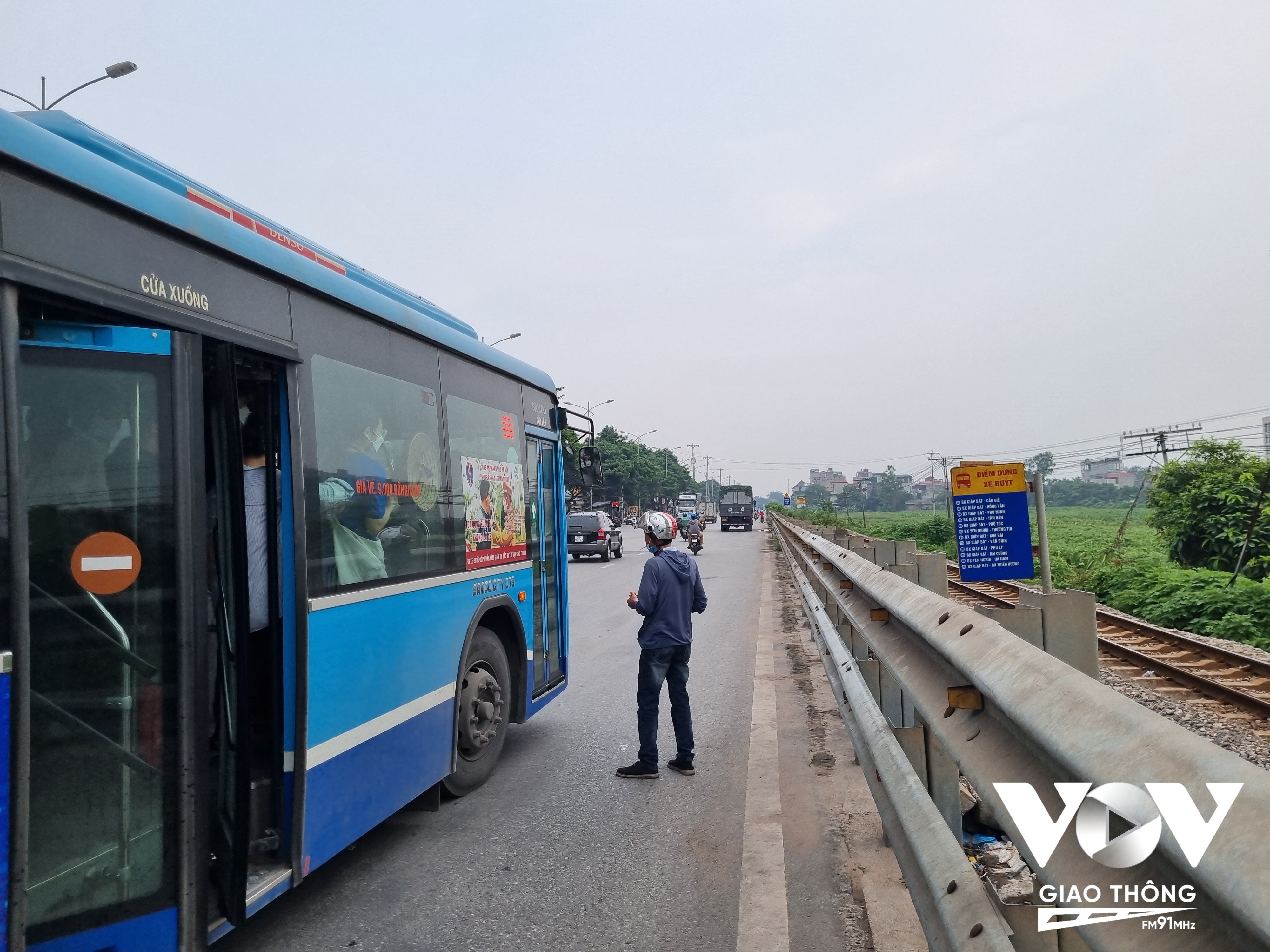 Dọc QL1 qua các huyện Thanh Trì, Thường Tín, Phú Xuyên (hướng đi phía Nam), đa phần điểm dừng xe buýt nằm trong hàng rào hành lang đường sắt, không có vỉa hè, người dân phải đứng ngay trên lòng đường để đợi xe buýt