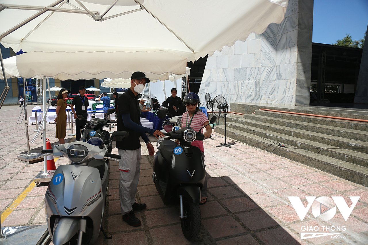 Người dân cũng có cơ hội thử nghiệm các mẫu xe máy, xe đạp điện cho chính Việt Nam sản xuất.