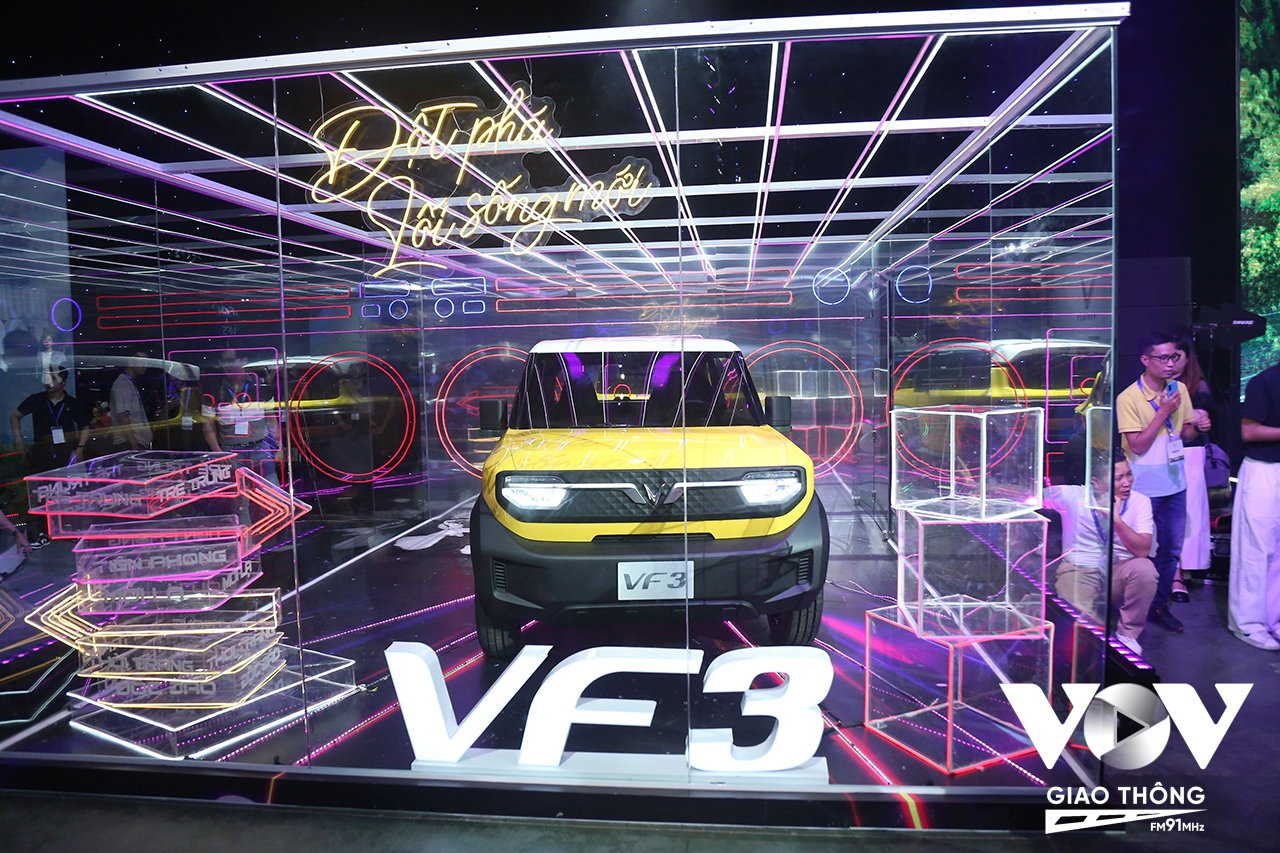 Theo hé lộ trước đó, VinFast VF 3 có chiều dài tổng thể dự kiến là 3.114 mm. Nội thất hứa hẹn tạo sự thoải mái và rộng rãi cho cả 5 người ngồi nhờ việc tối ưu không gian bên trong của một mẫu xe điện. Khoang lái theo xu hướng tối giản, tập trung vào người lái với màn hình thông tin phía sau vô-lăng vát đáy dạng thể thao.