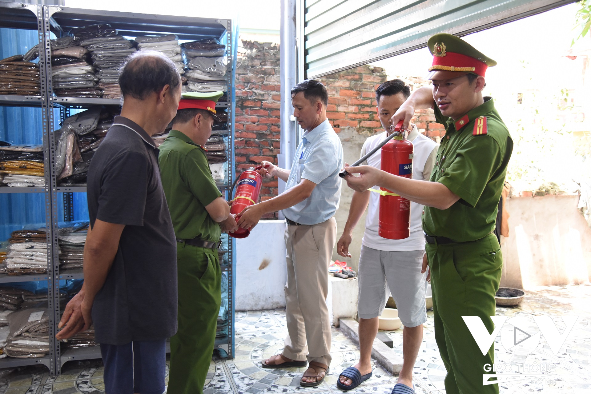 Bên cạnh việc tuyên truyền các kiến thức PCCC, Đội Cảnh sát PCCC&CNCH Công an huyện Thanh Oai còn trực tiếp hướng dẫn các cơ sở sản xuất việc sử dụng các thiết bị PCCC tại chỗ