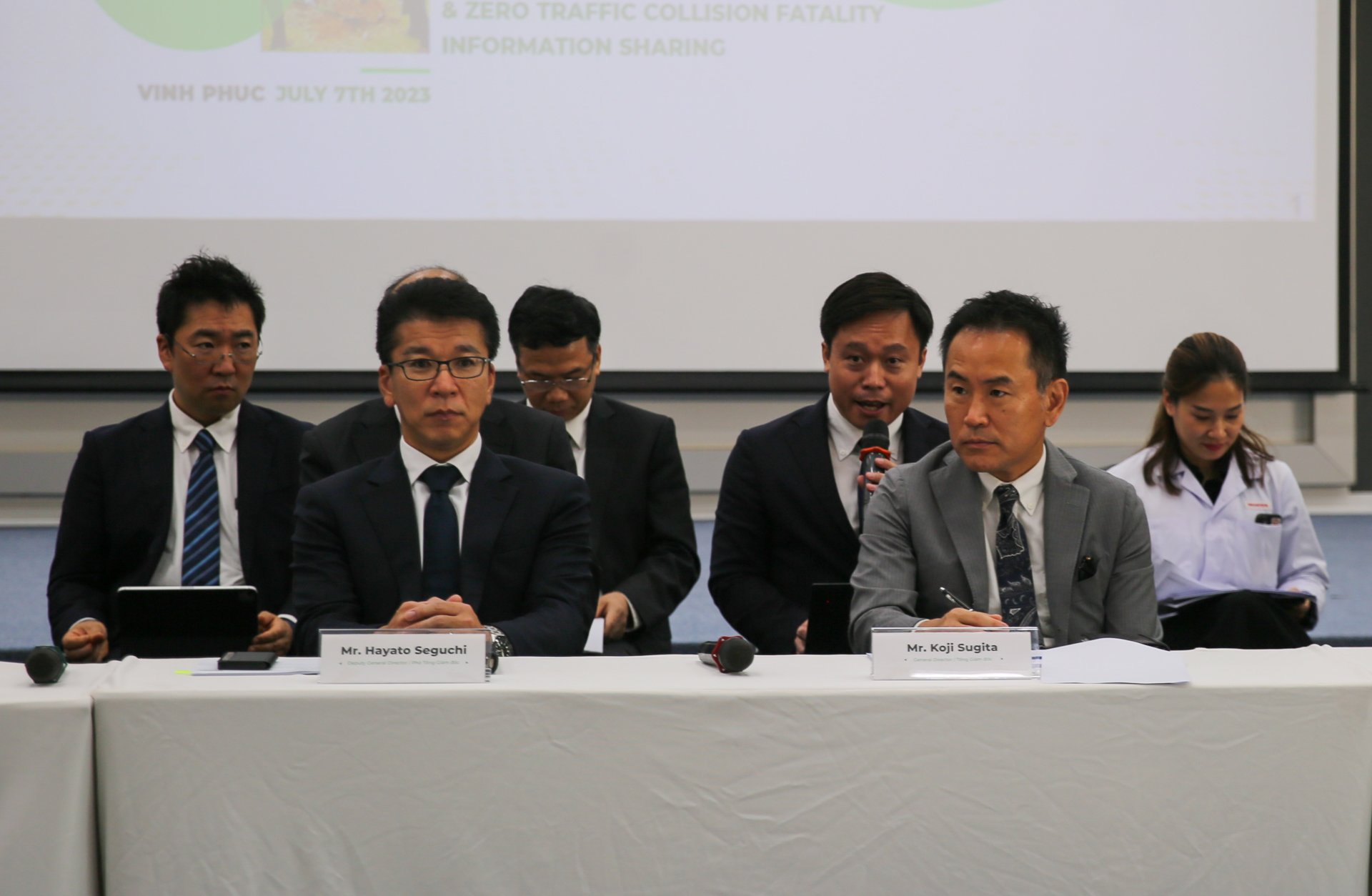 Ông Koji Sugita - Tổng Giám đốc của Honda Việt Nam (ngồi bên phải)