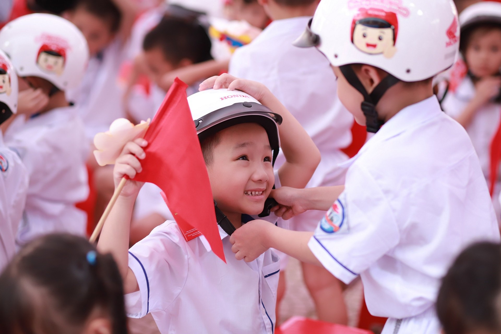Honda Việt Nam triển khai chương trình Trao tặng mũ bảo hiểm cho học sinh