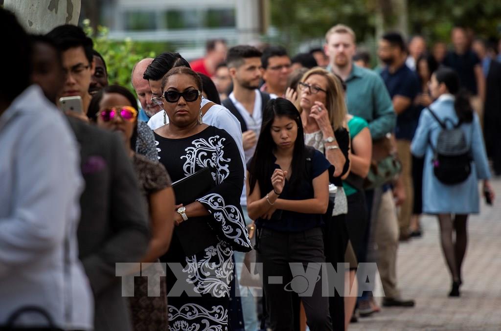 Người dân xếp hàng chờ phỏng vấn xin việc tại thành phố Arlington, bang Virginia, Mỹ. Ảnh: AFP/TTXVN